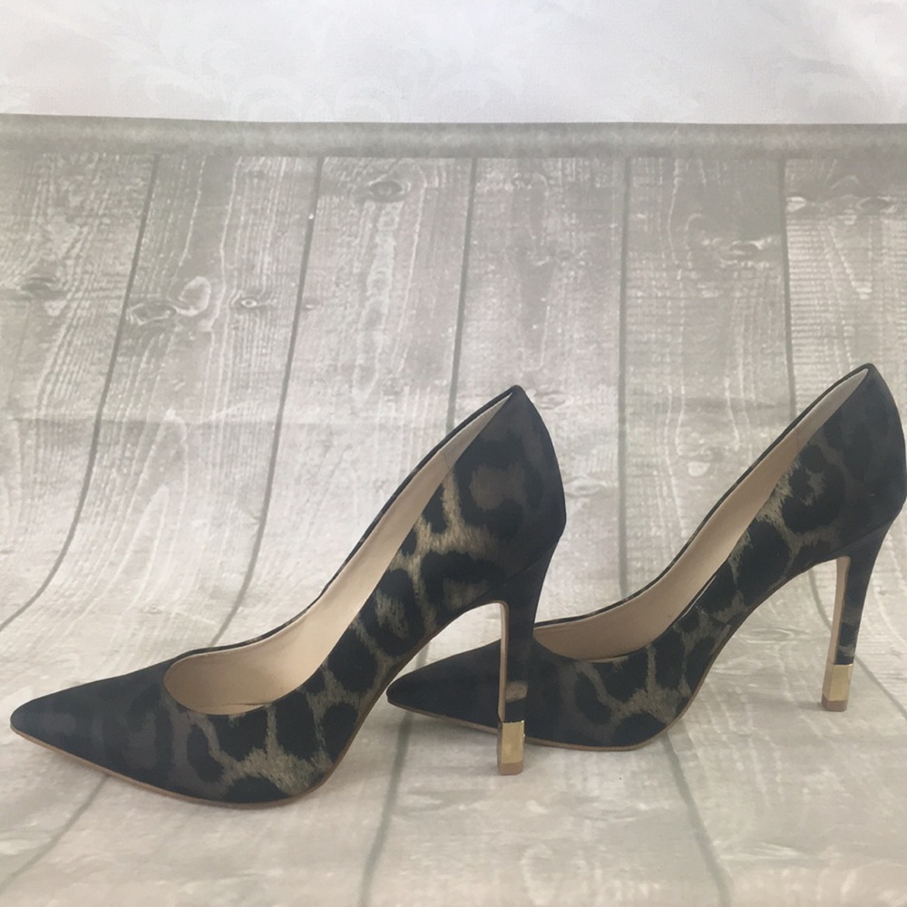 GUESS  size 8 pump animal print